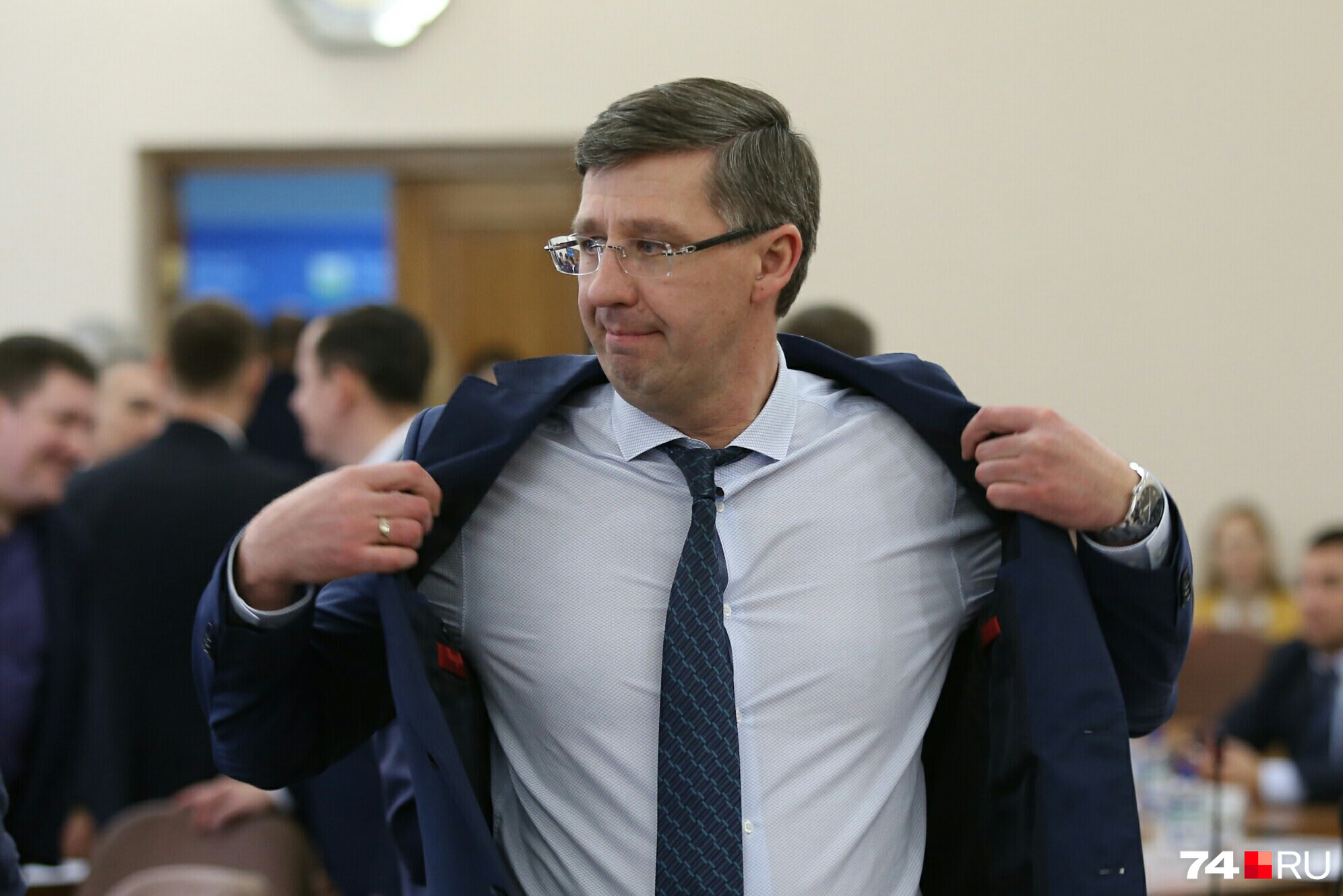 Александру Павлюченко от повестки заседания стало жарко...