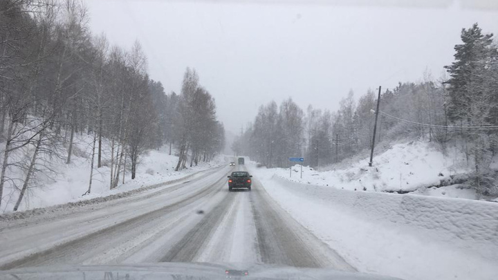 Дивногорскую трассу завалило снегом: водителей просят быть особо осторожными