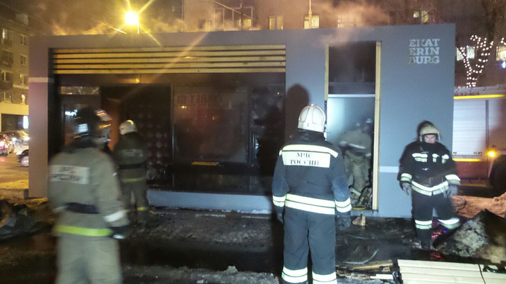 В центре Екатеринбурга сгорел недостроенный киоск для продажи шаурмы