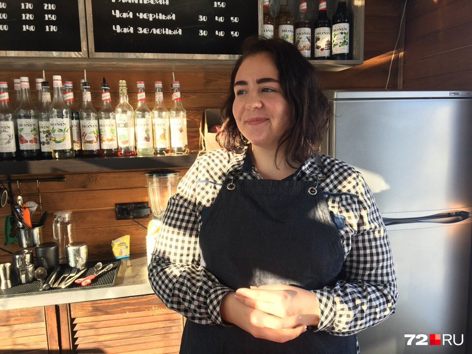 Девушка работает в кофейне Coffeman. Обожает готовить напитки для замёрзших (и не очень) горожан