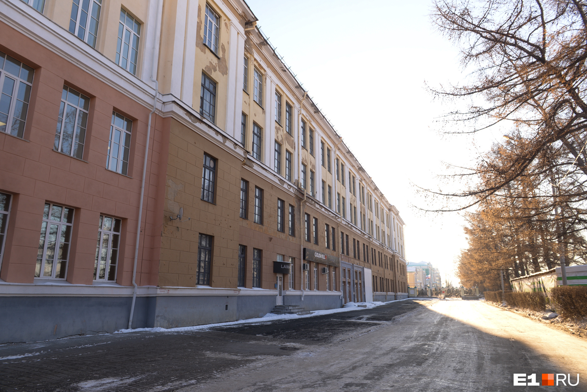 Вблизи видно, что фасад местами обшарпан