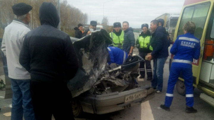 «Металлолом зажал водителя»: грузовик устроил серьёзное ДТП при развороте на трассе под Челябинском