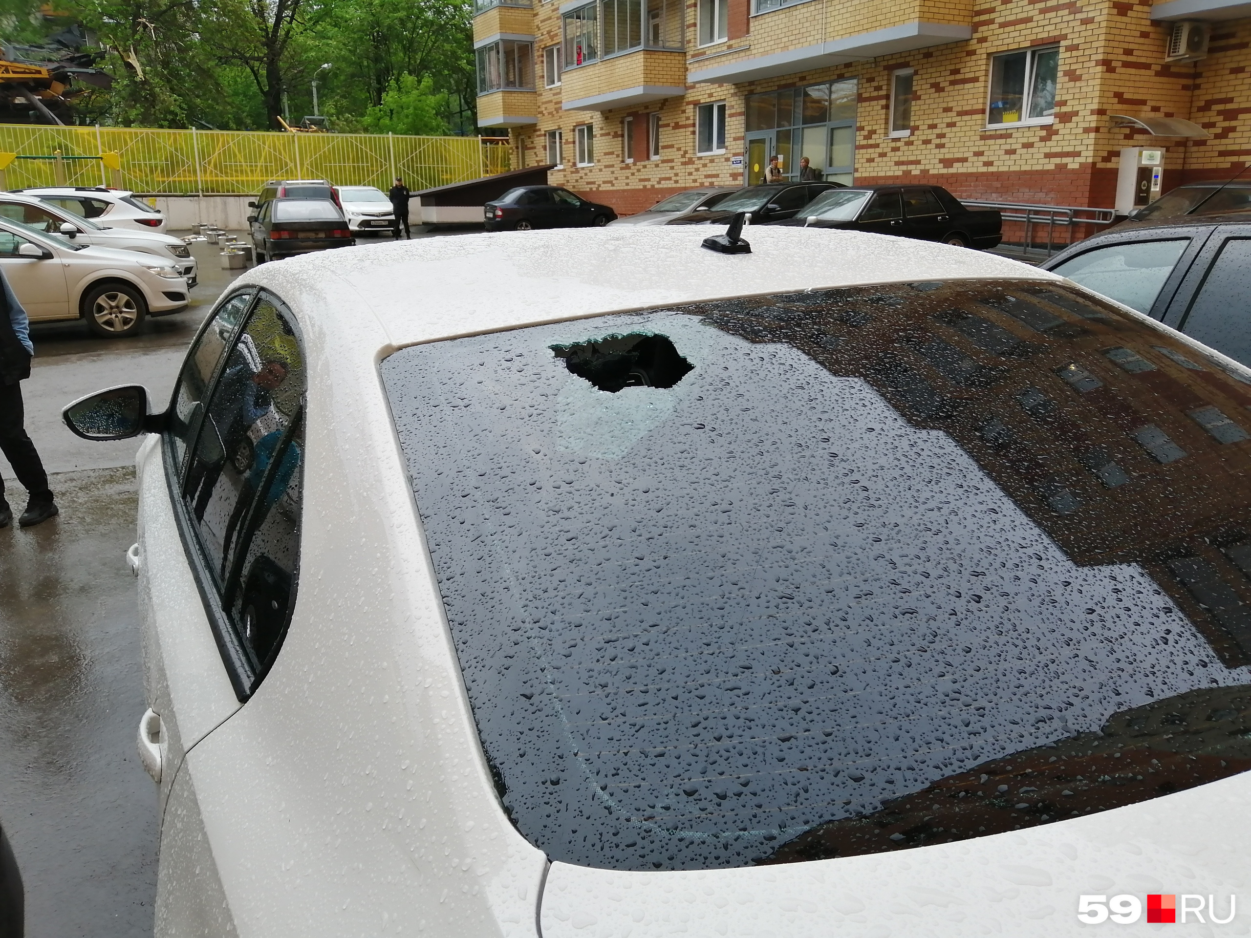 Стекло автомобиля пробило Стекло автомобиля пробило