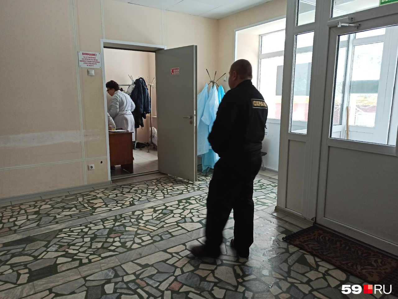 В ожоговый центр доставили трех человек из отеля «Карамель»