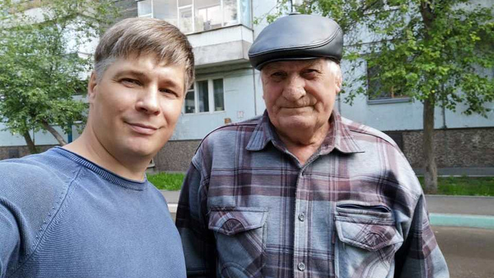 Пенсионер из Черемушек торгует книгами на улице, чтобы напечатать свои новые произведения