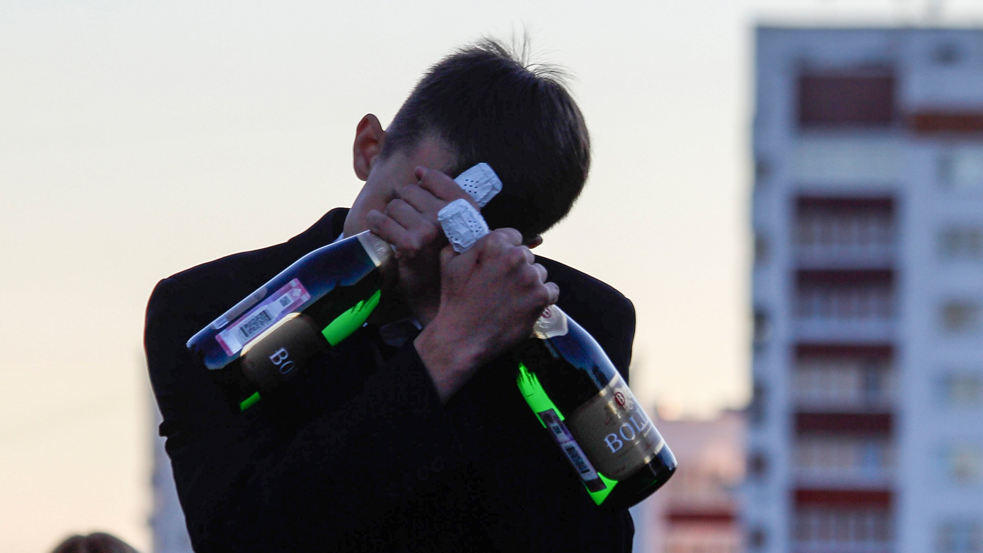 Алкогольные реакции. Алкоголь фото. Алкогольные напитки. Пьянство в Башкирии. Фото с алкоголем в руках.
