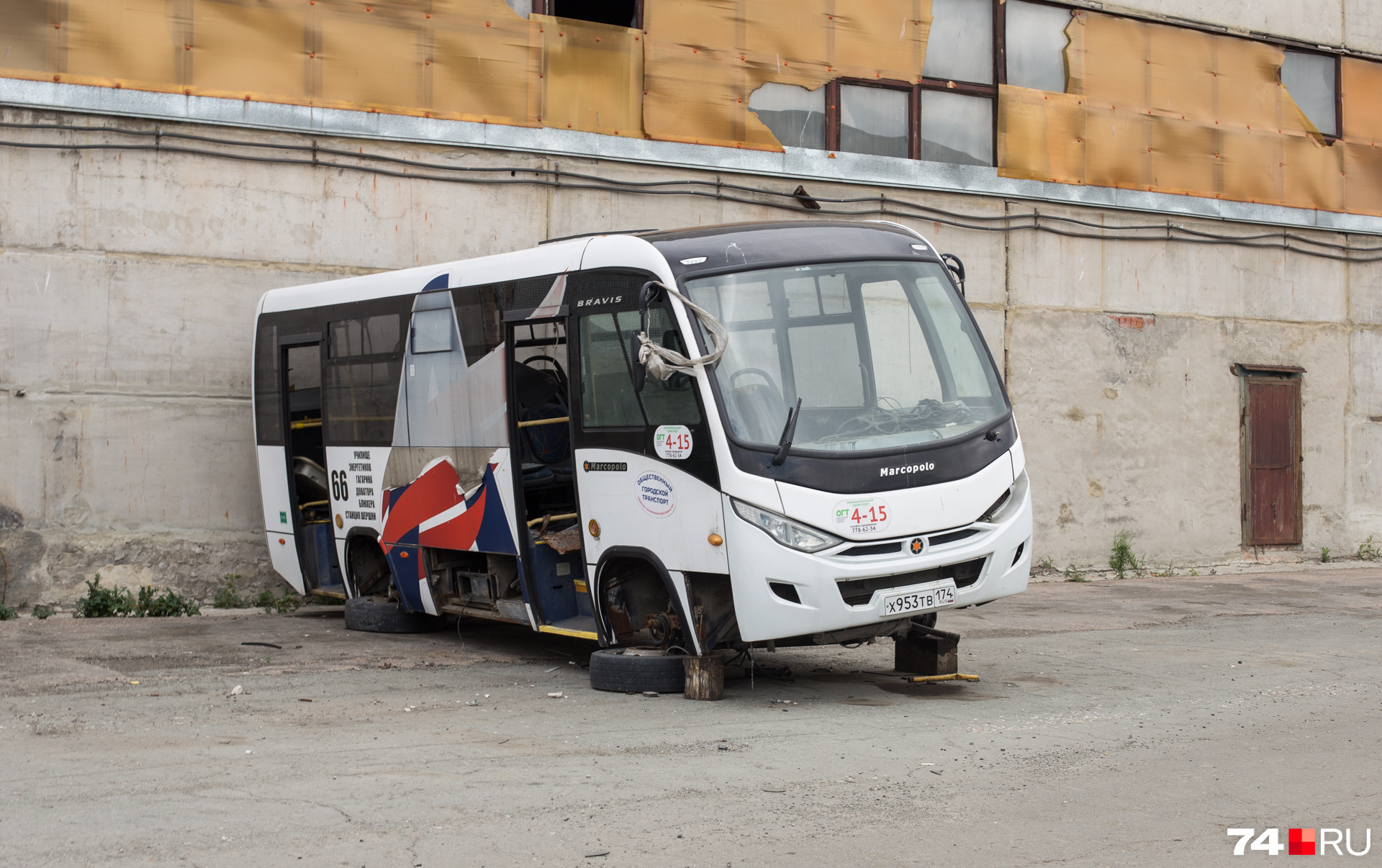 У старых автобусов сломаны двери, выбиты стёкла, нет колёс, а в салоне — толстый слой пыли У старых автобусов сломаны двери, выбиты стёкла, нет колёс, а в салоне — толстый слой пыли