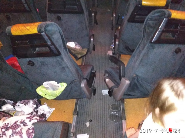 Сиденья внутри автобуса слетели с мест