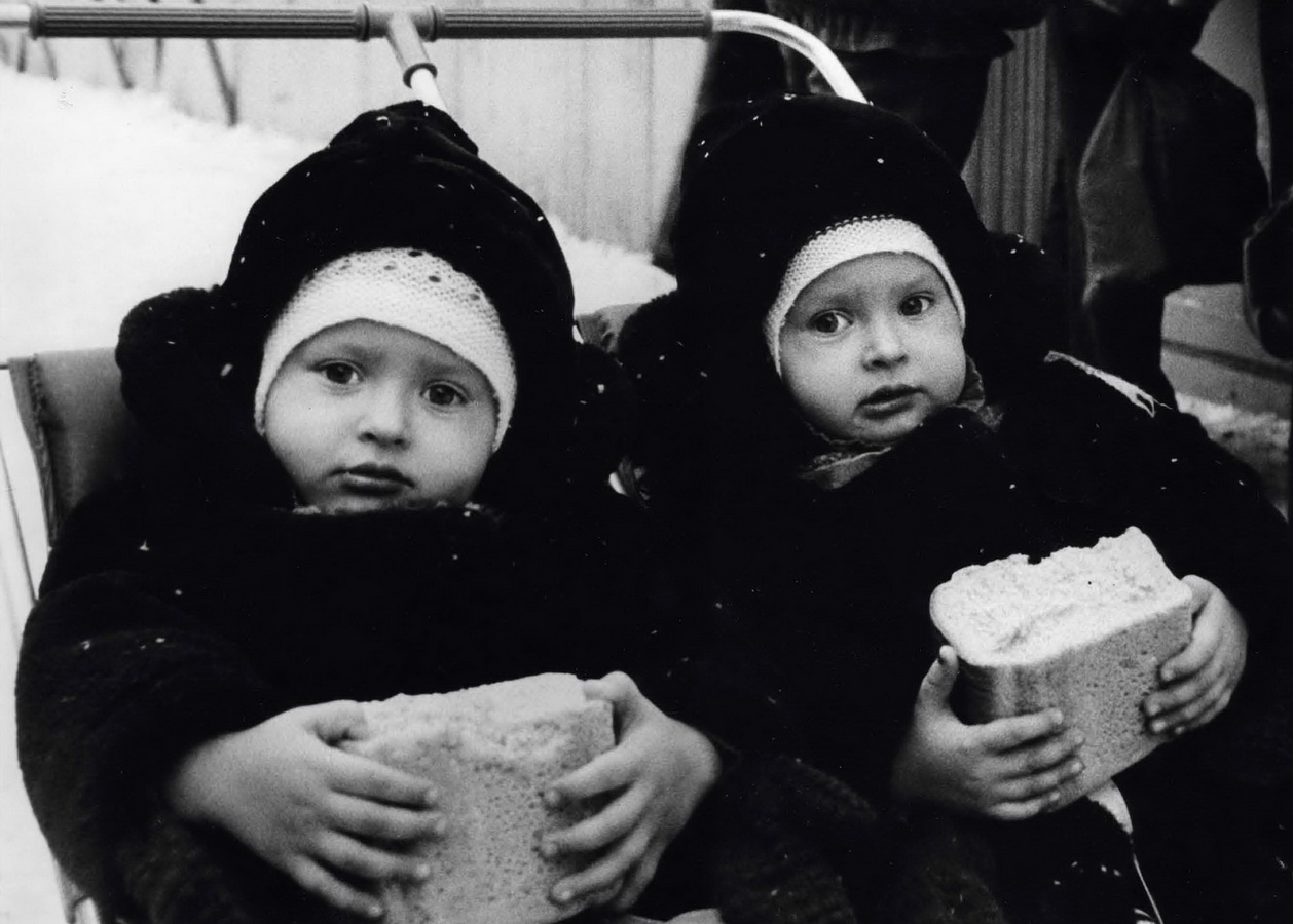 Два близнеца 1980 года из детского дома
