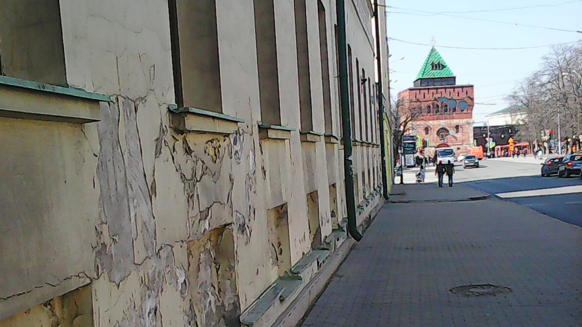 Разруха с видом на кремль: фасад Ленинской библиотеки в центре Нижнего Новгорода осыпается