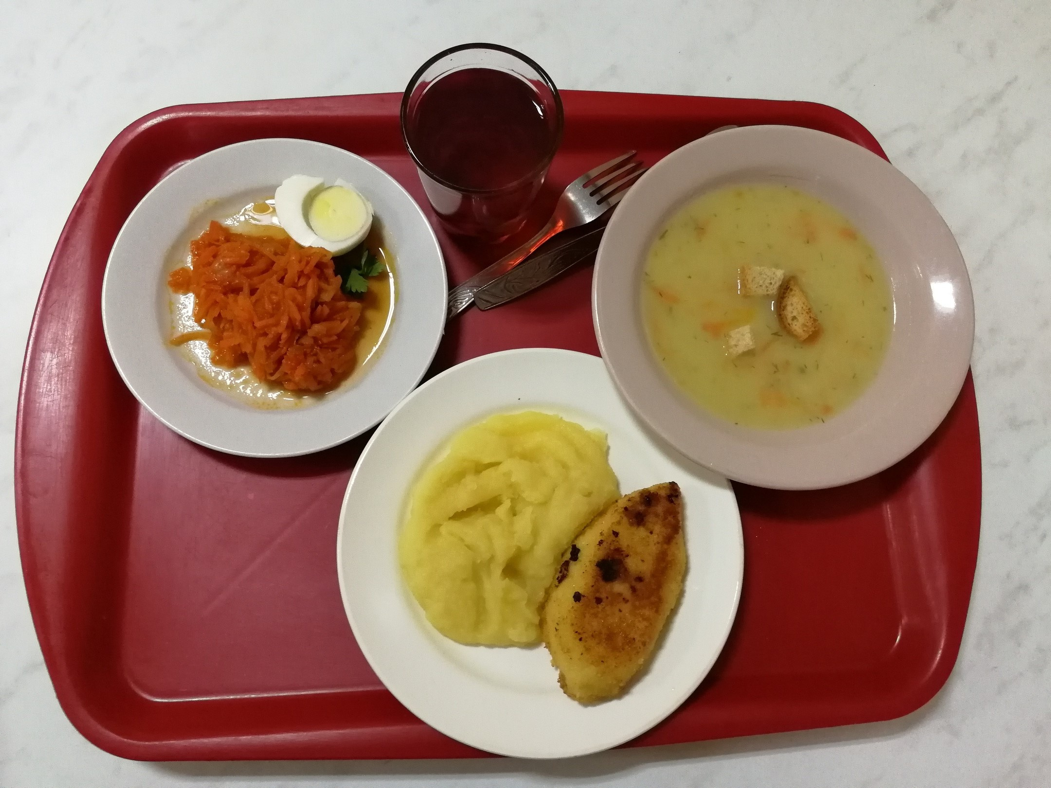 Обед из трех блюд и напитка (на фото — еда из столовой при администрации Дзержинского района) легко укладывается в сумму до 200 рублей