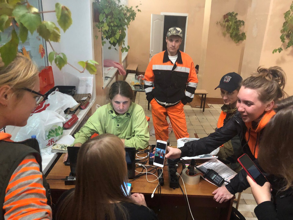 Штаб организовали в школе. Олеся — за ноутбуком Штаб организовали в школе. Олеся — за ноутбуком