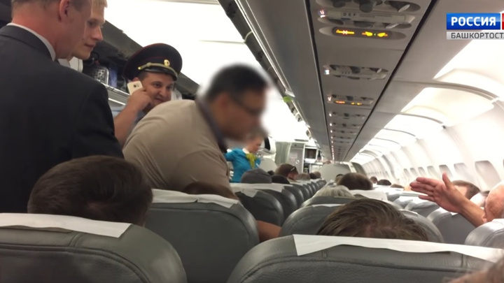 «Заковывайте меня в наручники»: с рейса Уфа — Москва сняли нетрезвого пассажира