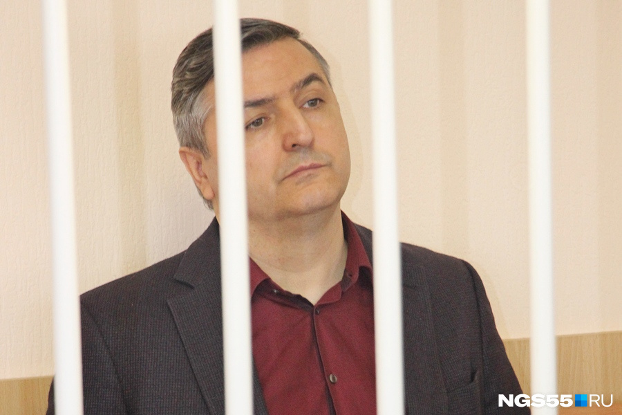 Начальник Меренкова оказался на скамье подсудимых раньше и <a href="https://ngs55.ru/text/politics/2018/11/21/65646261/" target="_blank" class="_">уже освободился</a>