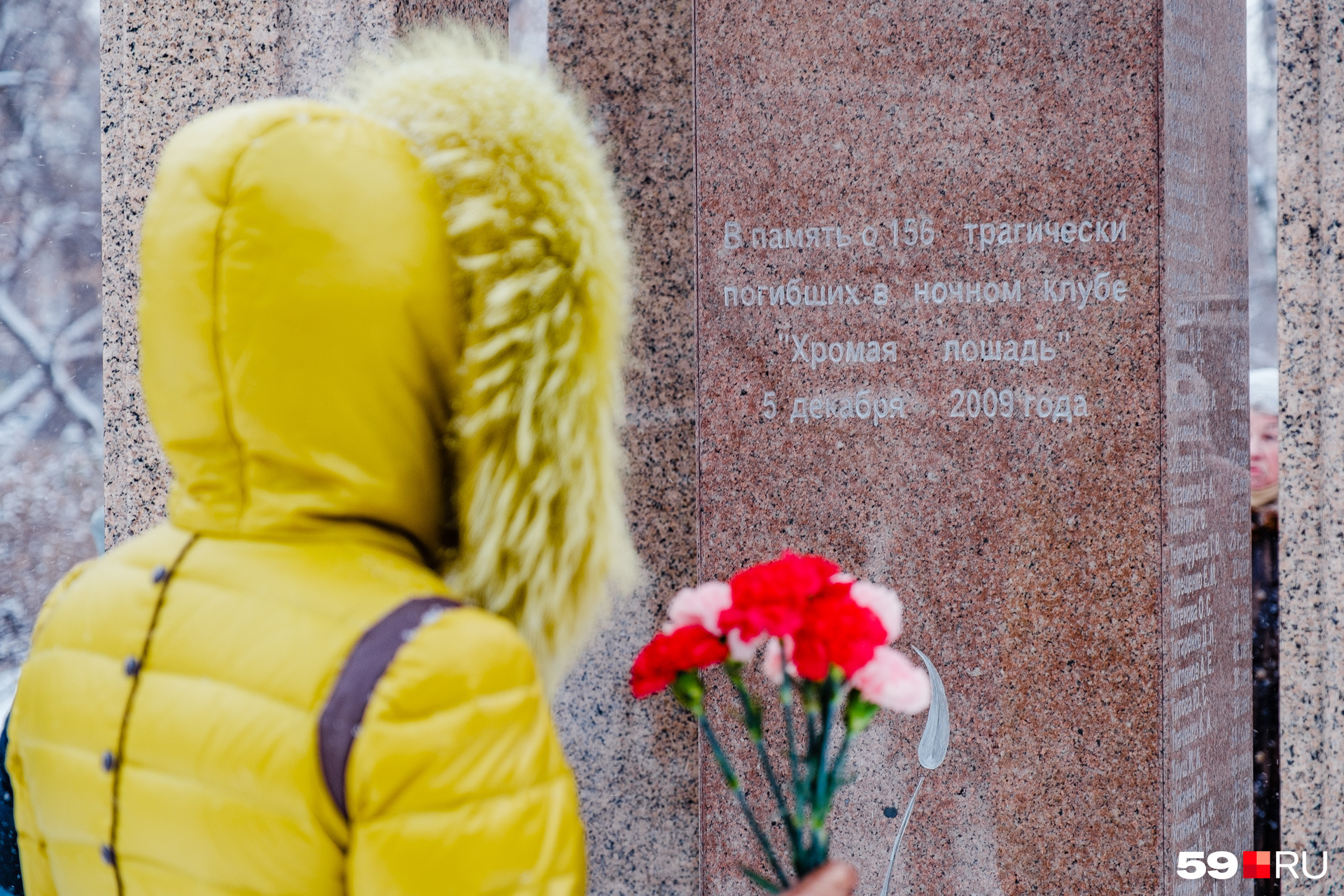 С трех сторон мемориала написаны имена всех 156 погибших 
