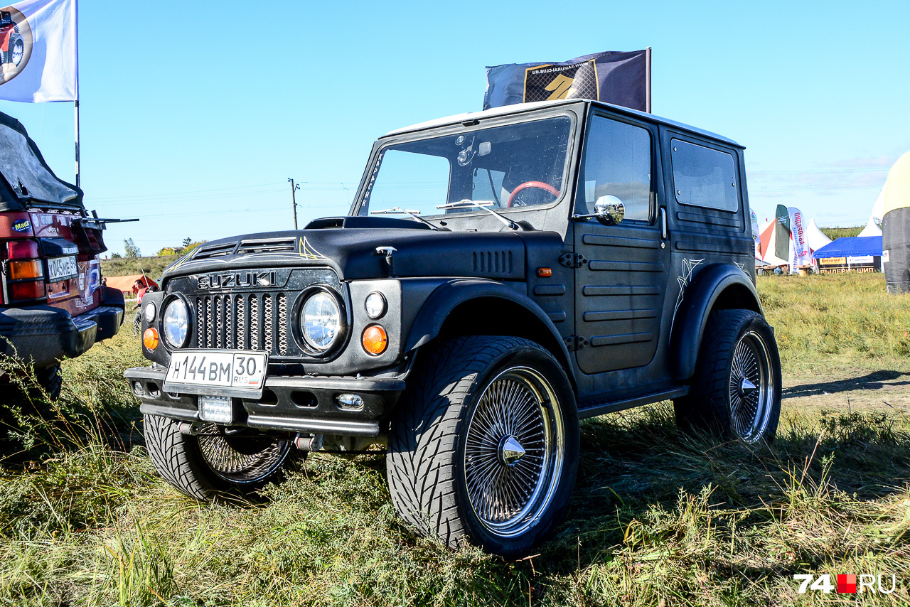 А вот ещё один раритет, японский Suzuki Jimny. Судя по шинам, просто зритель А вот ещё один раритет, японский Suzuki Jimny. Судя по шинам, просто зритель