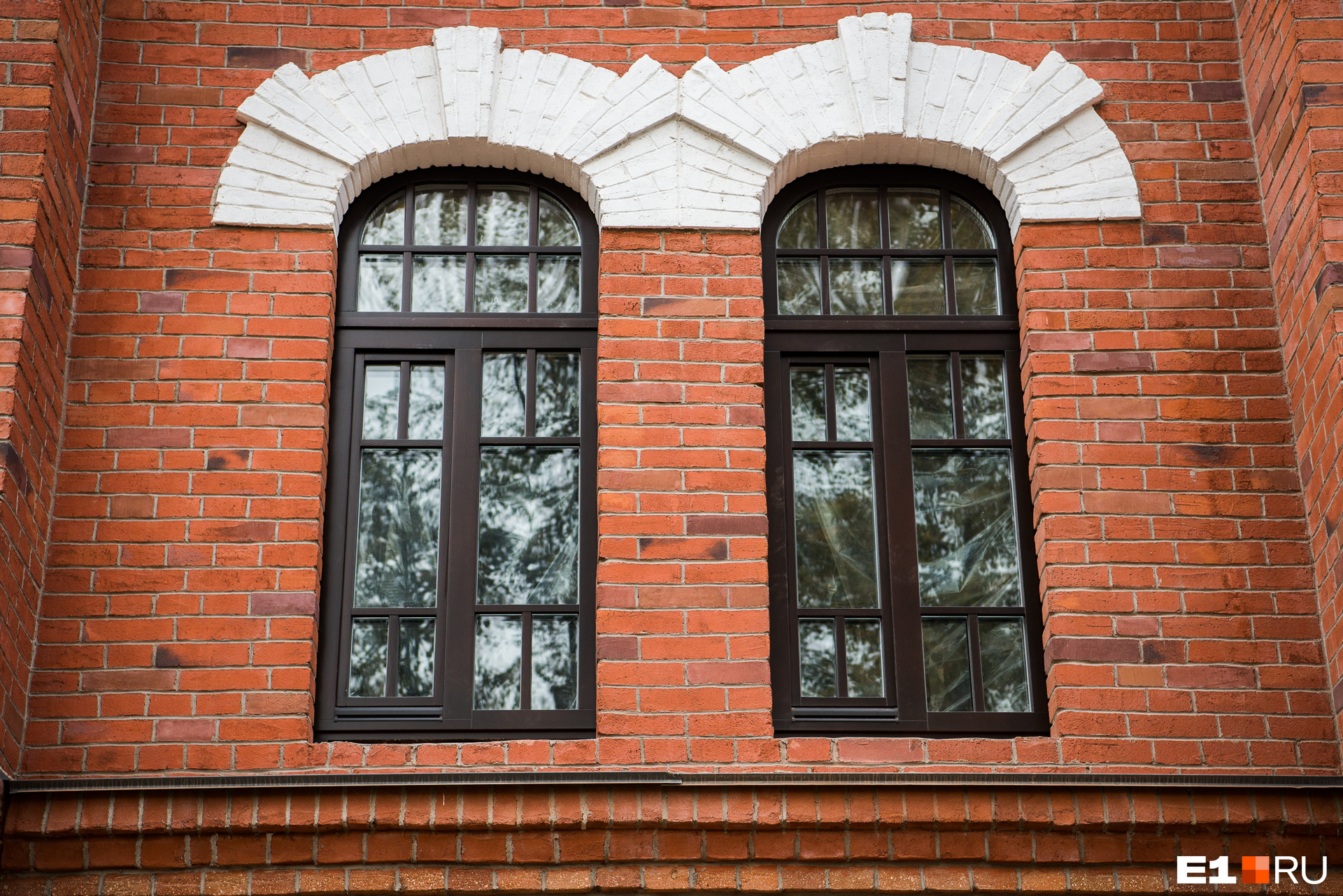 Окно воссоздано в историческом виде. Его стоимость — около 80 тысяч рублей