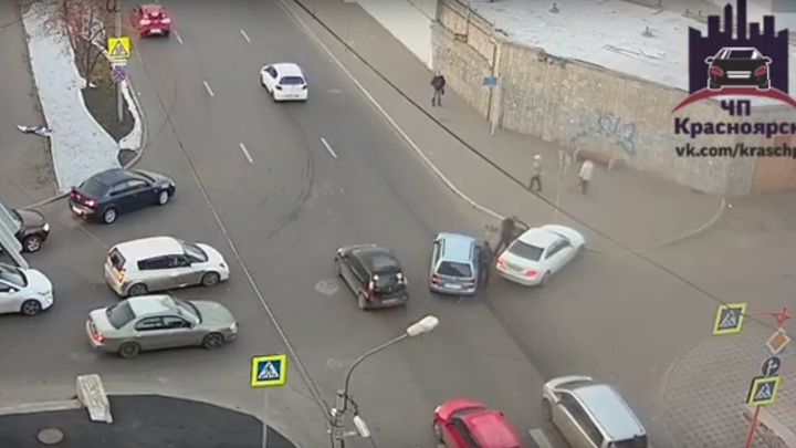 «Две аварии с интервалом в 3 минуты»: 5 машин столкнулись на Марковского и поставили центр в пробку