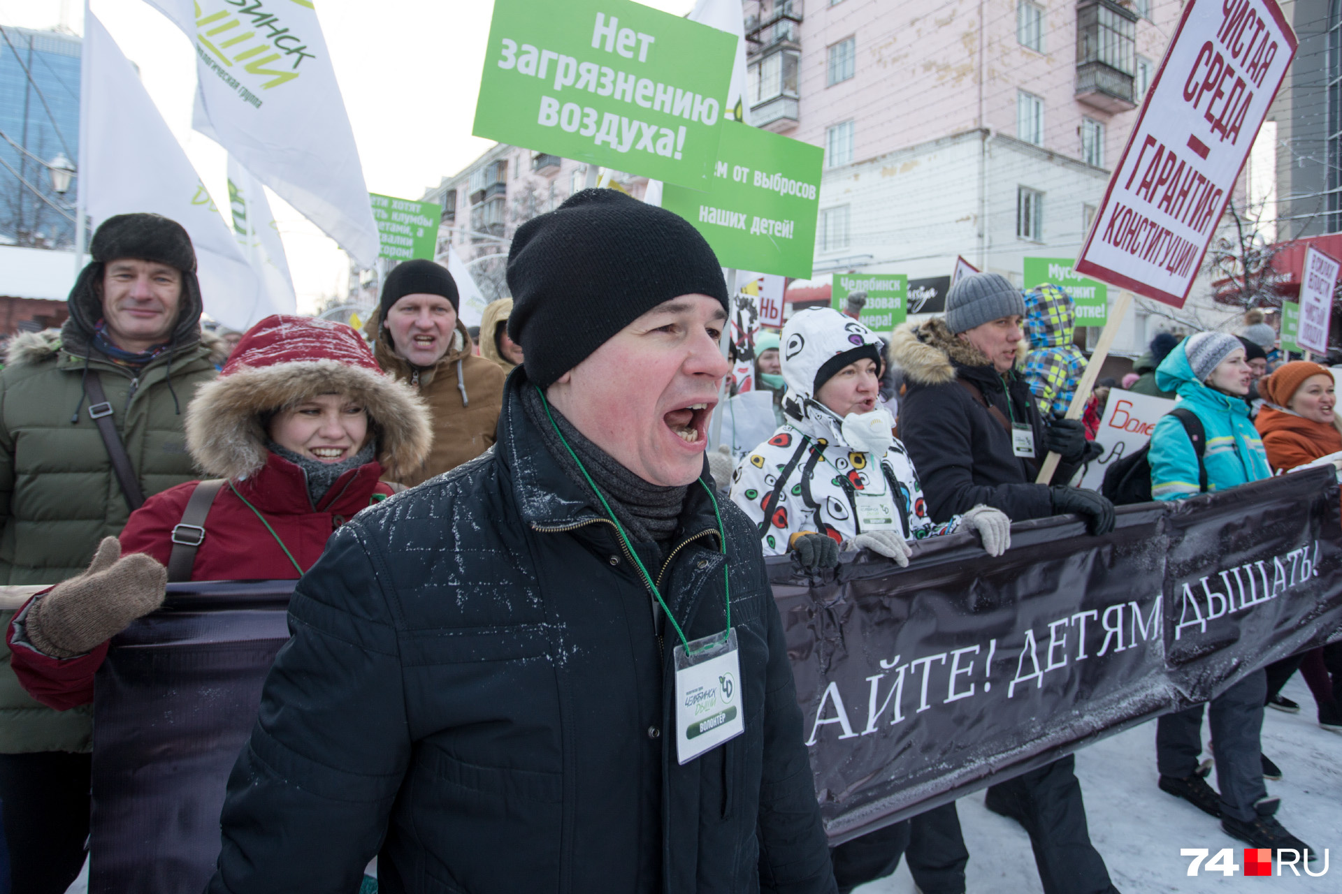 Координатор движения «Челябинск, дыши» Игорь Кривченко тоже прошёлся маршем<br>