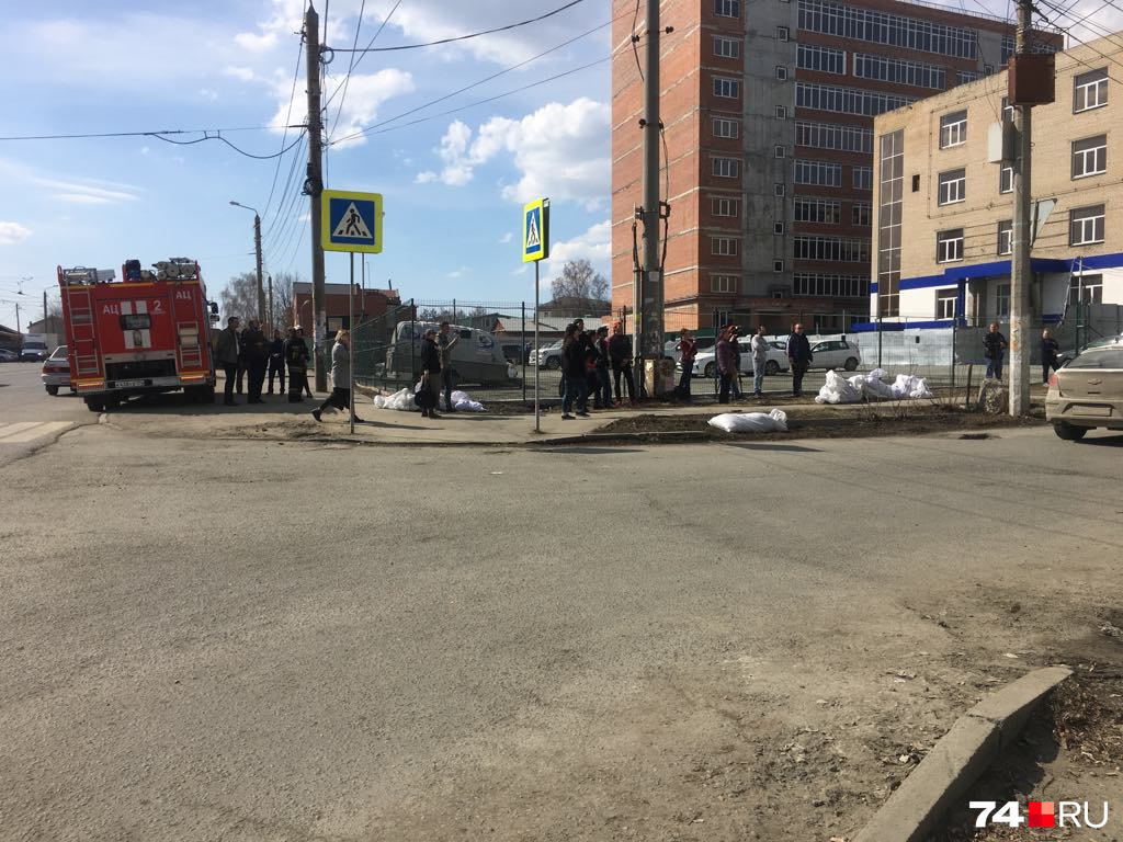 Людей, наблюдающих за операцией, становится меньше Людей, наблюдающих за операцией, становится меньше