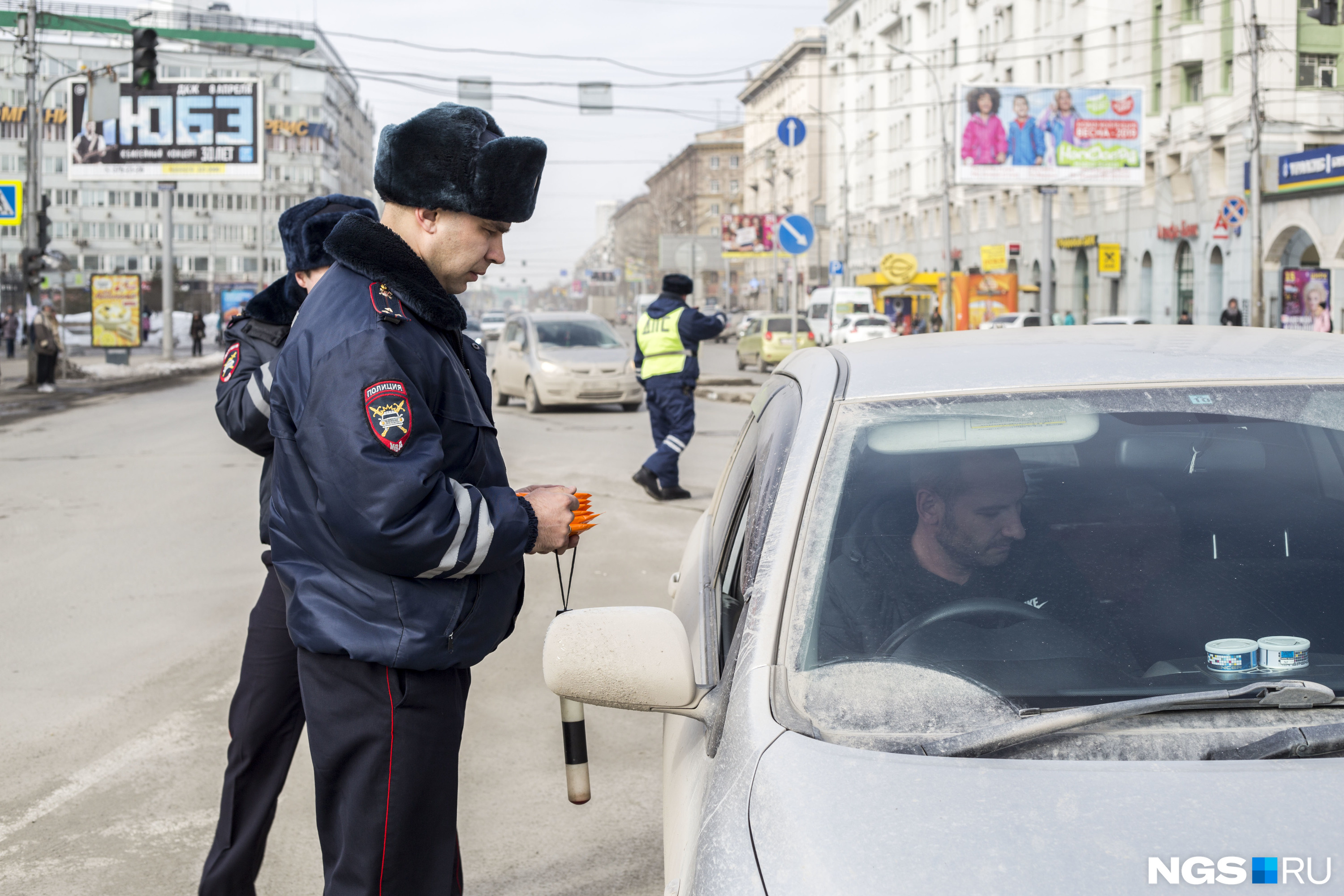 Всю эту неделю — с 18 по 25 марта — инспекторы ГИБДД <a href="https://ngs.ru/text/transport/2019/03/15/66017458/" class="_" target="_blank">проводят в Новосибирске рейды</a> против тонировки на машинах и нечитаемых госномеров<br>