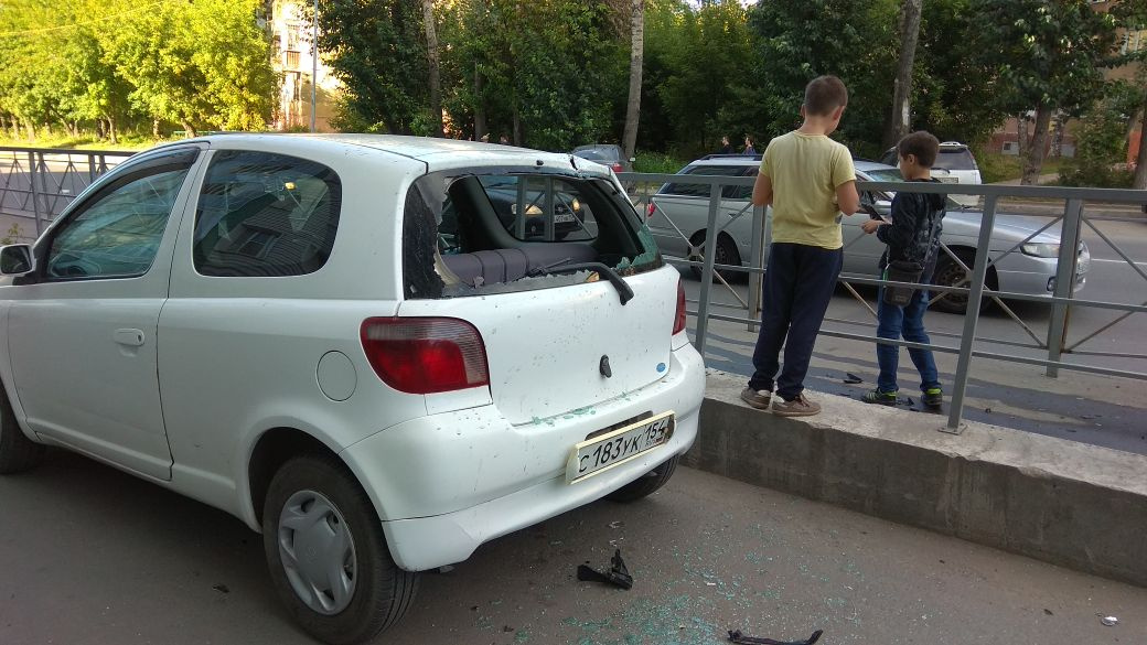 Машина сбила двух девушек-пешеходов, а также повредила забор и стекло припаркованного автомобиля