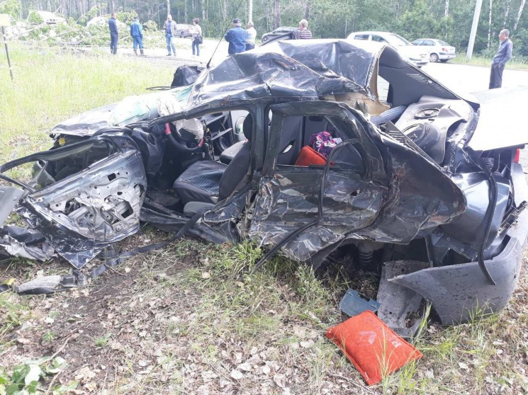 Водитель Renault и его пассажир выжили буквально чудом 