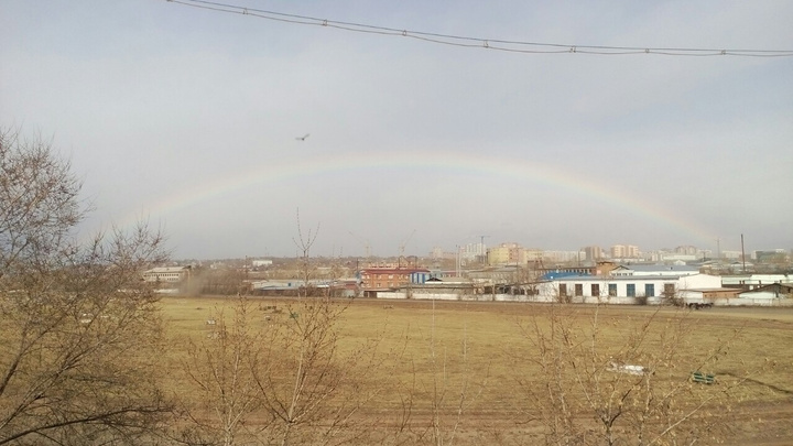 «Добрый знак перед Пасхой»: утренний Красноярск озарила яркая радуга
