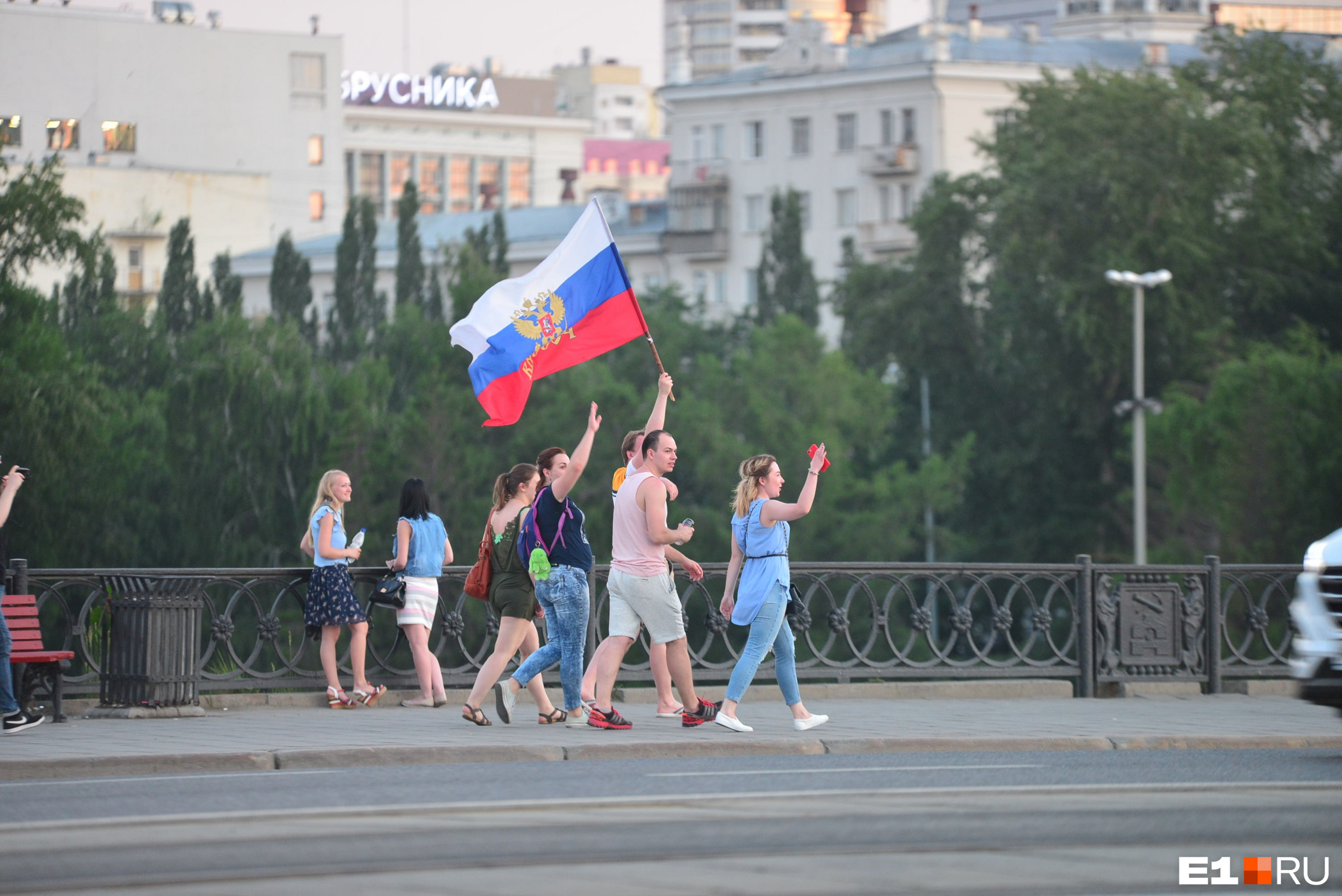 Всё больше людей собирается в центре города