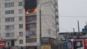 «Полыхает знатно, на месте куча пожарных»: в Челябинске загорелось бывшее общежитие