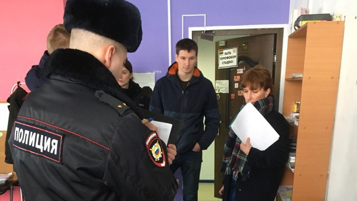 В Архангельске полиция возбудила дело в отношении кассира супермаркета за избиение ЛГБТ-активистов