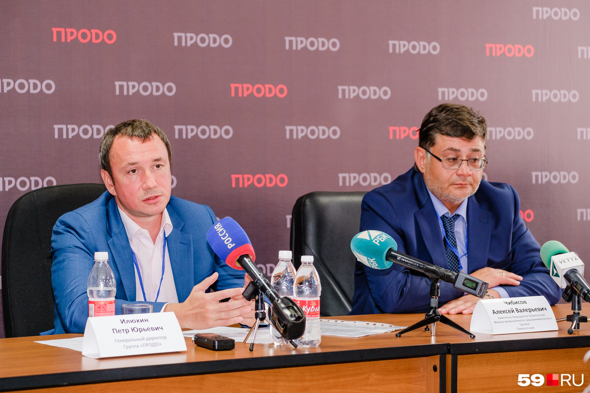 Генеральный директор группы «Продо» Петр Илюхин (слева) и краевой министр промышленности, предпринимательства и торговли Алексей Чибисов 