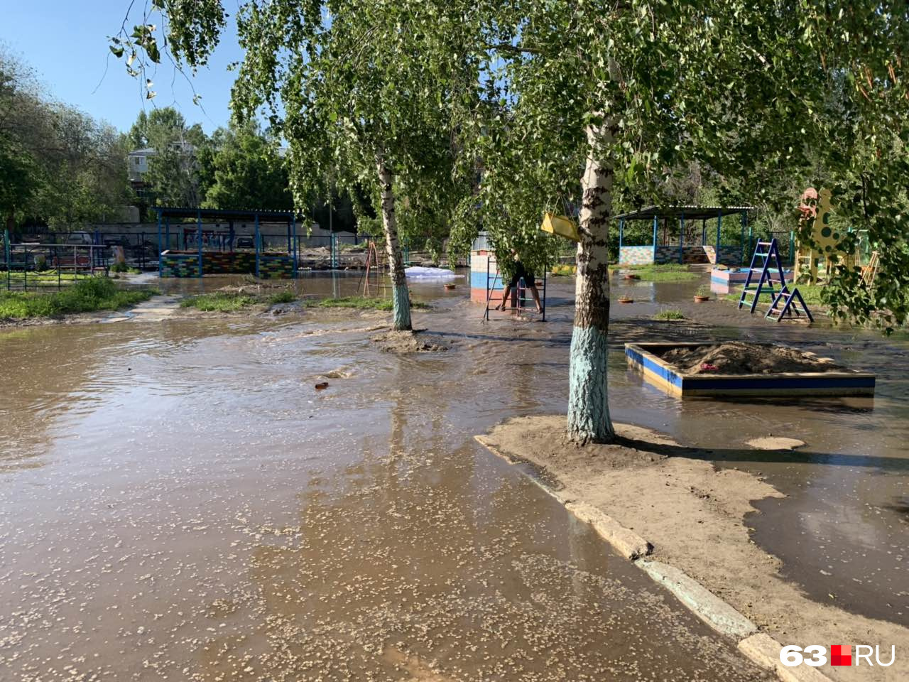 Горячая вода не только угрожает людям, но и портит территорию Горячая вода не только угрожает людям, но и портит территорию