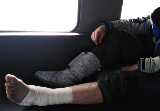 До приезда спасателей туристы наложили на травмированную ногу эластичный бинт