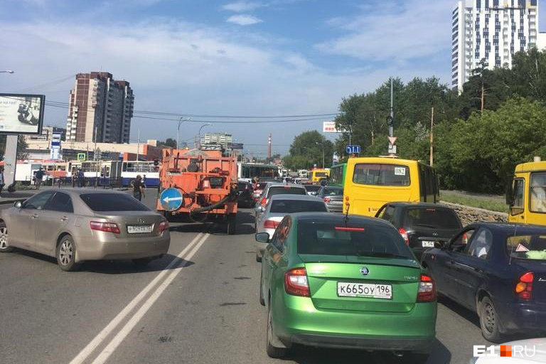 Пробки на дорогах екатеринбурга сейчас. Пробки Екатеринбург. Екатеринбург пробки на дорогах. Пробки в Екатеринбурге сейчас. Пробка на ЖБИ.