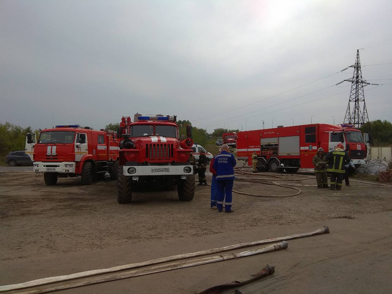 На месте пожара продолжают работать спасатели На месте пожара продолжают работать спасатели