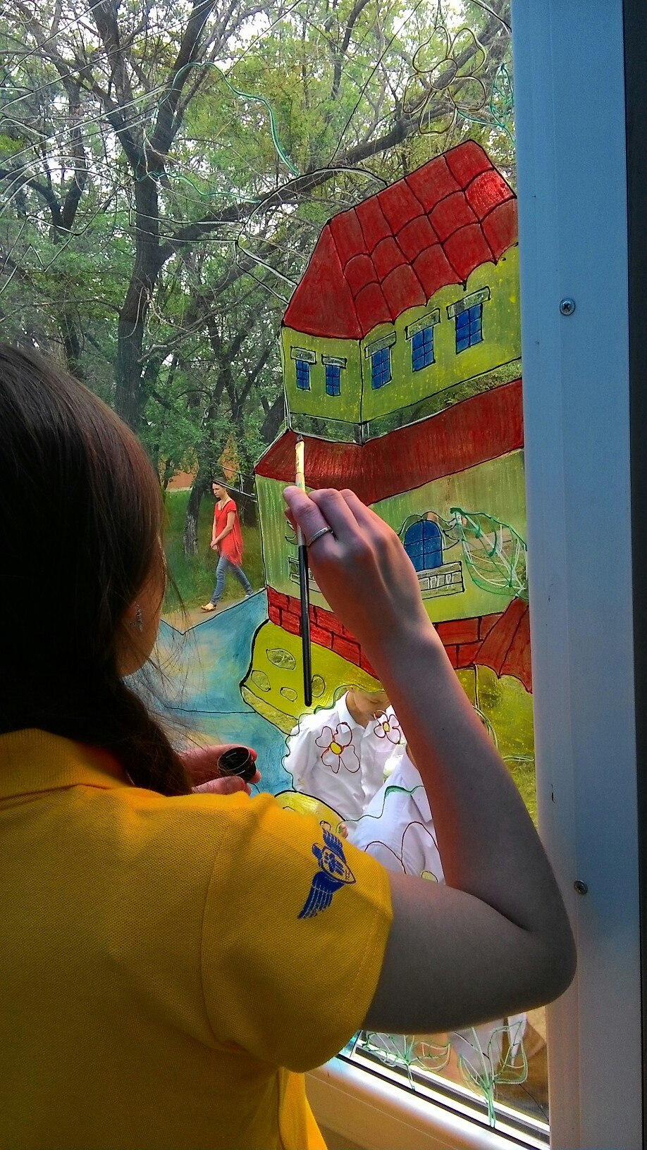 Стекла интерната школьники украсили рисунками из специальных красок