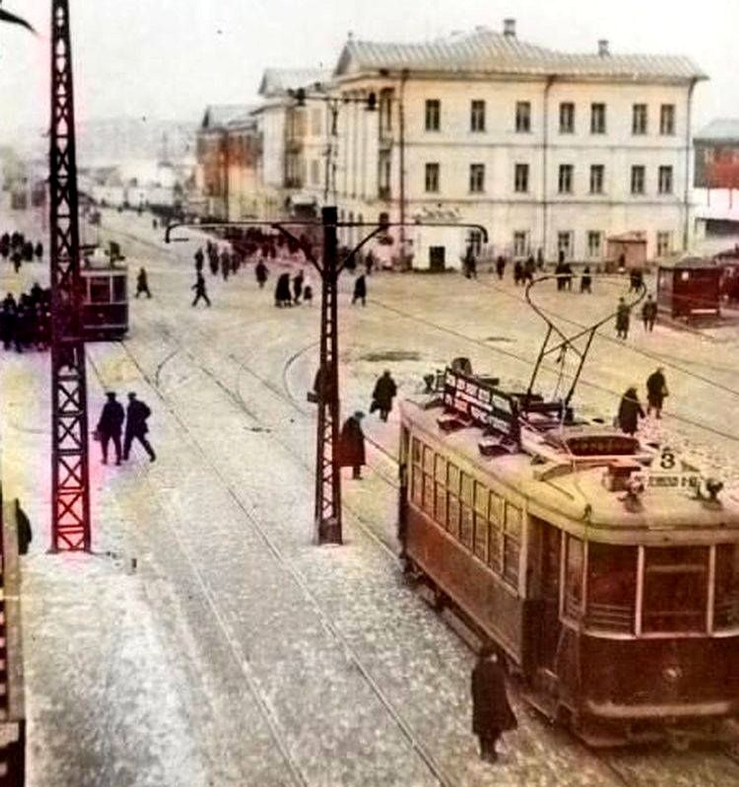 Трамвай на площади 1905 года. Снимок сделан иностранным туристом в 1936 году 