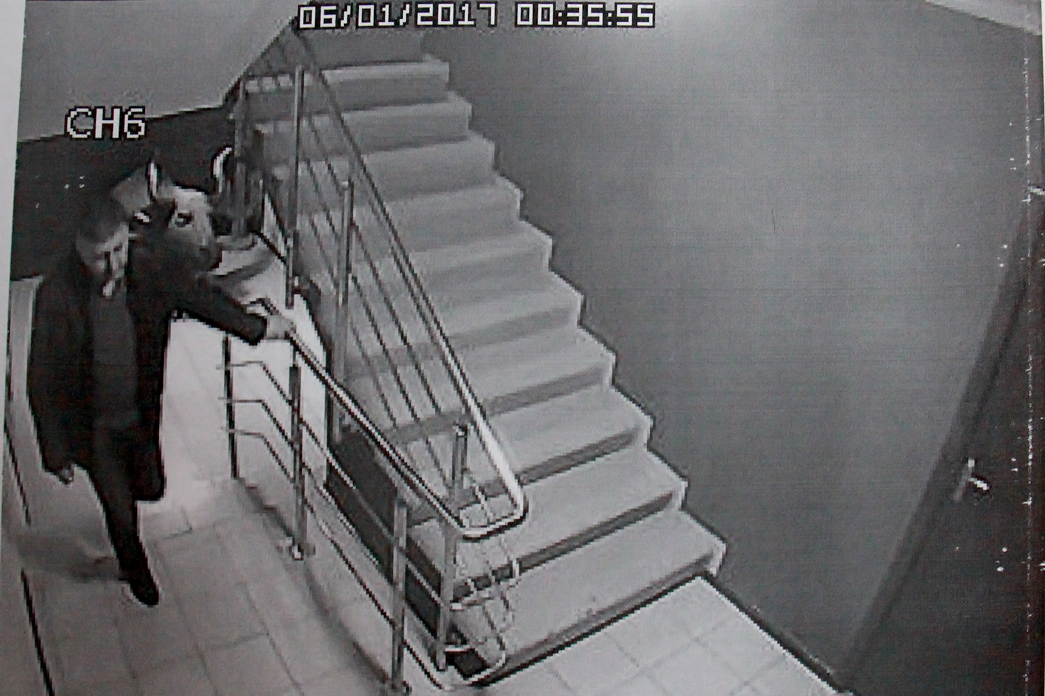 Первым заведение покинул Александр — это видно на видеозаписи c камеры наблюдения в «Бизоне»