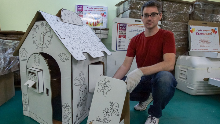 «Всё началось с племянницы»: красноярец построил бизнес на производстве детских раскрасок-домиков