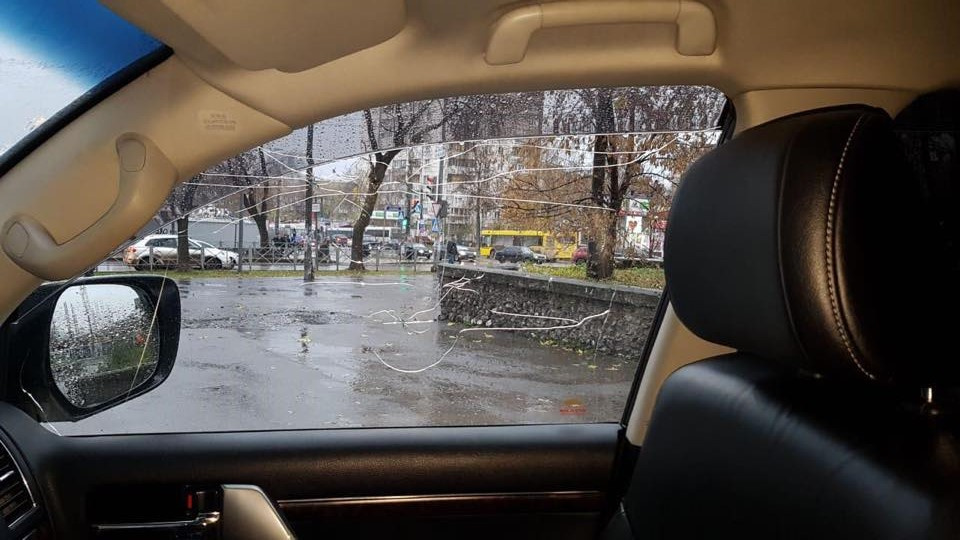 В машине повреждены стёкла В машине повреждены стёкла