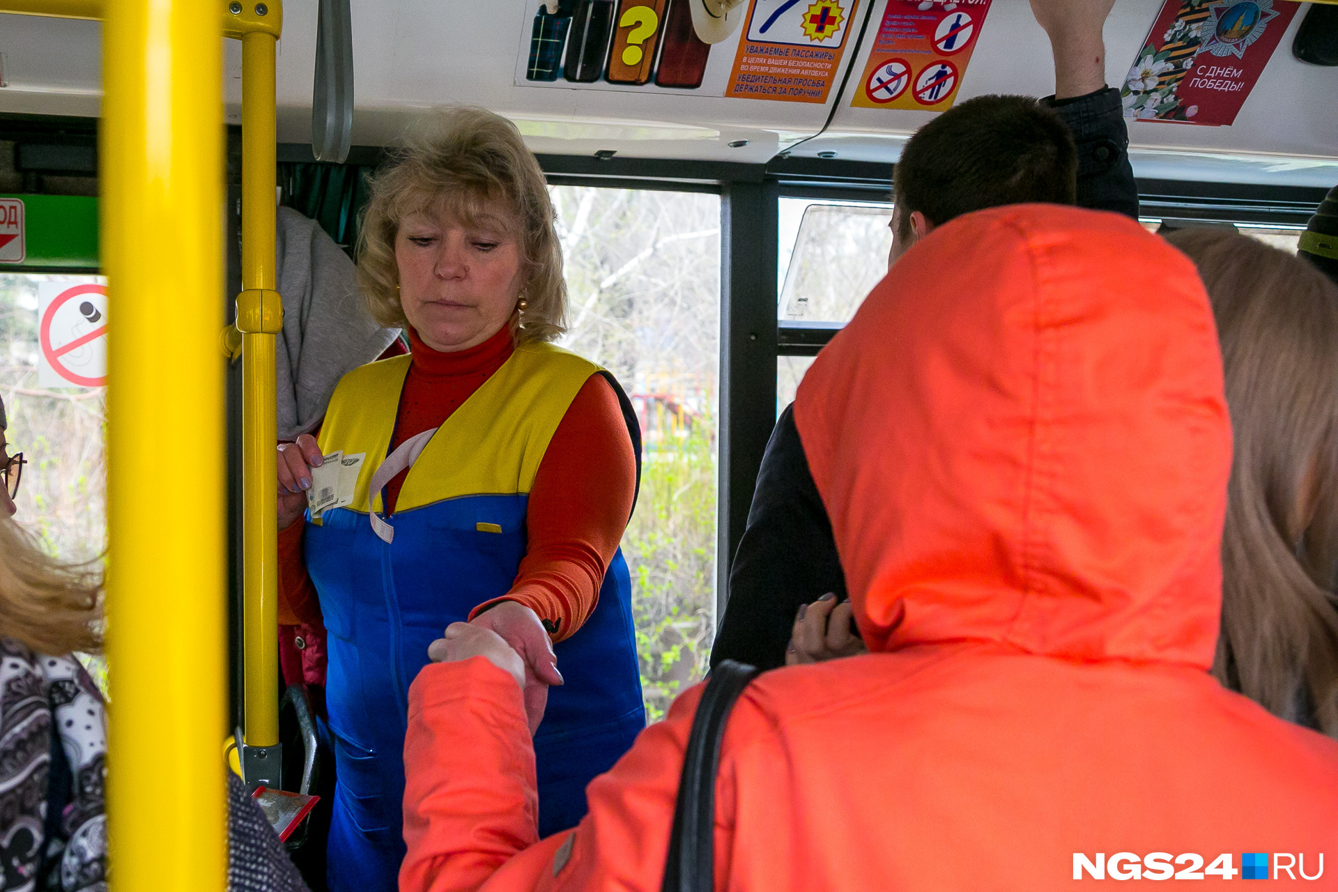 Валентина работает на 55-м маршруте первый день и уже столкнулась с недовольными пассажирами