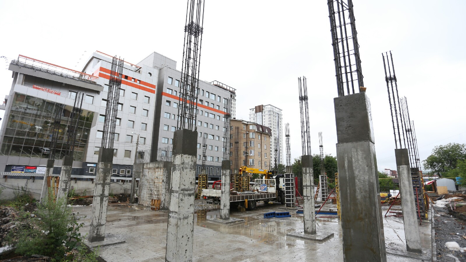 «Нужны парковочные места»: в центре Челябинска начали строить новое здание бизнес-центра