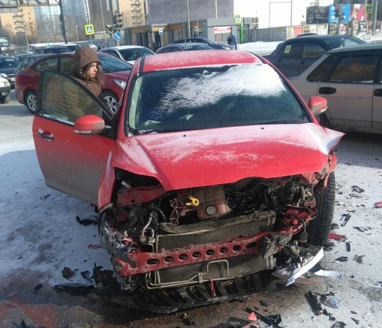 Оба автомобиля получили серьёзные повреждения от удара Оба автомобиля получили серьёзные повреждения от удара