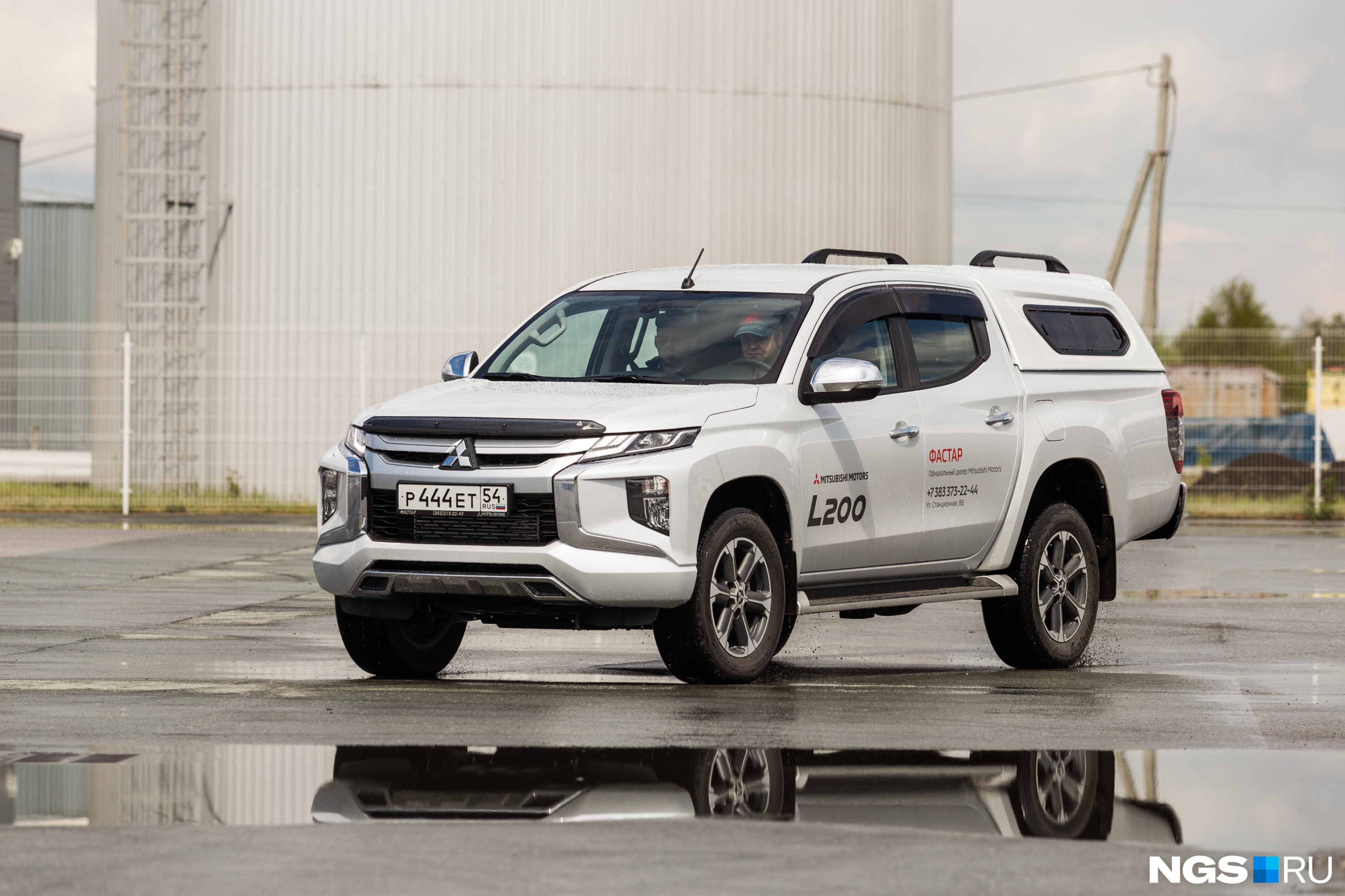Обновленный Mitsubishi L200 смахивает на полноценный внедорожник, огромный и хищный Обновленный Mitsubishi L200 смахивает на полноценный внедорожник, огромный и хищный