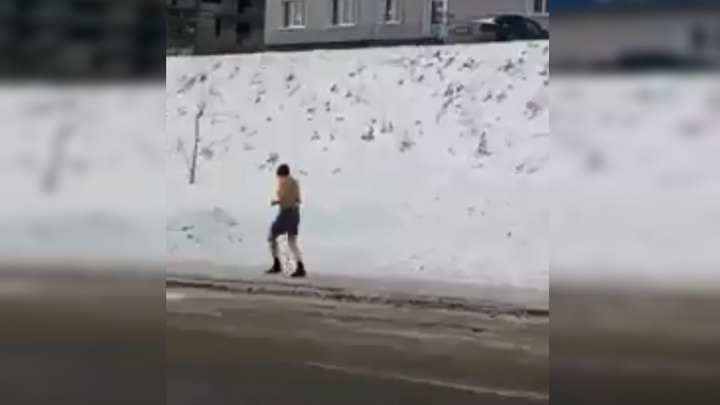 Мужчина совершал пробежку по «Солнечному» с голым торсом, но в шапке и ботинках