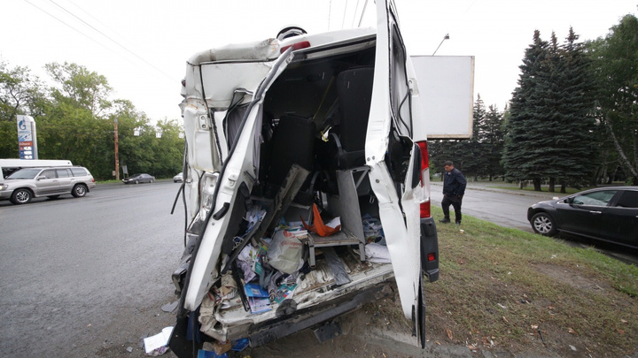 В серьезном ДТП с микроавтобусом и мусоровозом в Челябинске пострадали жители Тюменской области