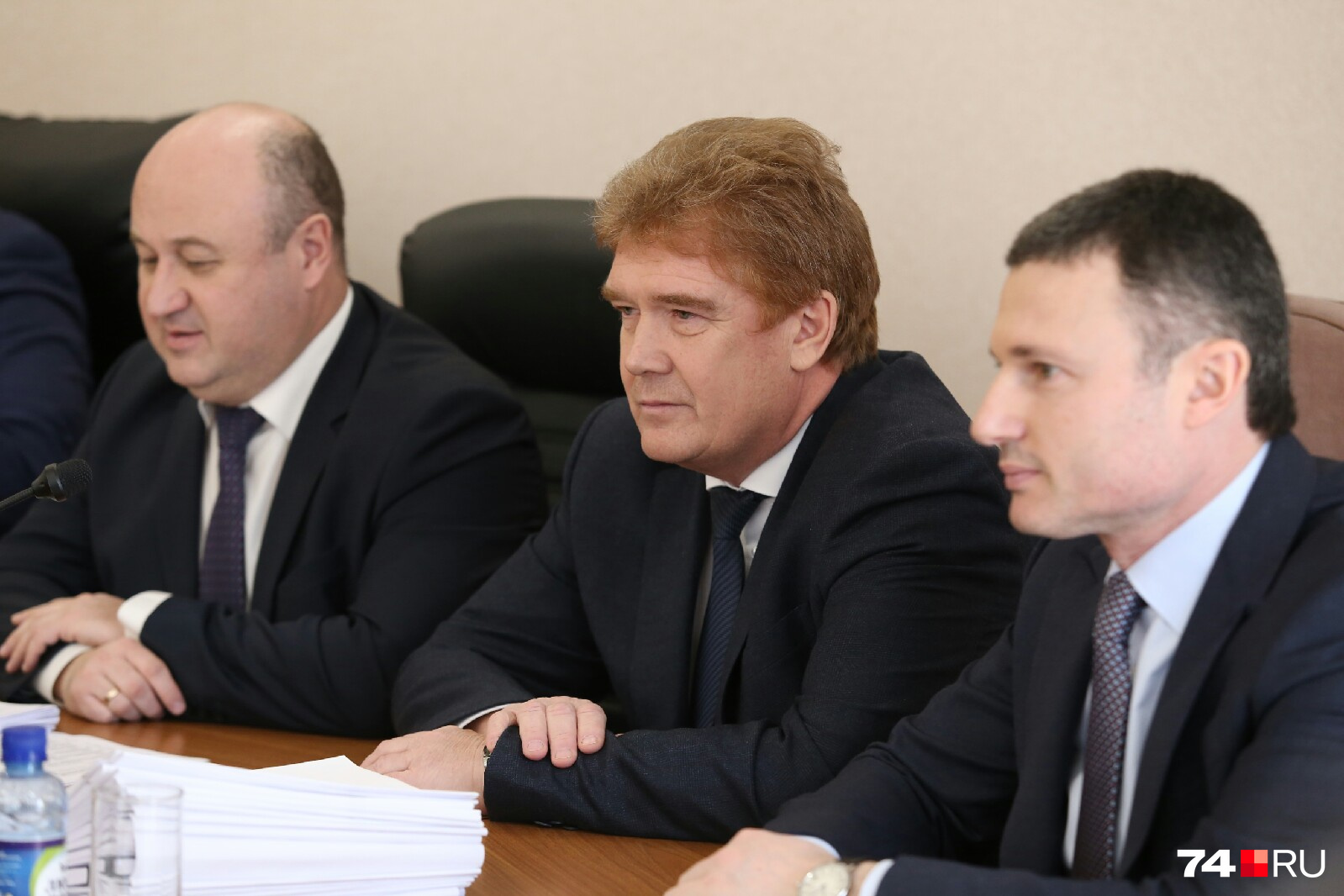 Владимир Елистратов (в центре) занял место в президиуме, других кандидатов не видно