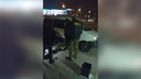 Люди в куртках с буквами «ФСБ» скрутили прохожих и отобрали у них оружие