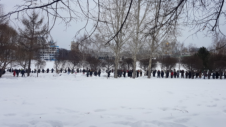 Люди смогли выстроиться в два ряда: в Екатеринбурге активисты обняли сквер у Театра драмы